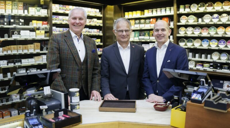 (v.l.) Bundesgremialobmann Otmar Schwarzenbohler, Finanzminister Markus Marterbauer, MVG-Geschäftsführer Hannes Hofer © MVG