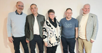 Freuen sich mit den Trafikanten über die gelungene Aktion: Klaus Schöndorfer (LGO-Stv. NÖ), Landesgremialobmann NÖ Christian Puchegger, We-Obfrau Heidi Skrdla, We-Landesgeschäftsstellenleiter Tirol Marcel Witschak und Bundesgremialobmann Otmar Schwarzenbohler (v. l.). © WKNÖ