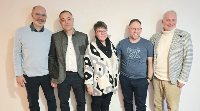 Freuen sich mit den Trafikanten über die gelungene Aktion: Klaus Schöndorfer (LGO-Stv. NÖ), Landesgremialobmann NÖ Christian Puchegger, We-Obfrau Heidi Skrdla, We-Landesgeschäftsstellenleiter Tirol Marcel Witschak und Bundesgremialobmann Otmar Schwarzenbohler (v. l.). © WKNÖ