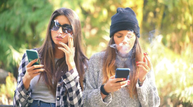 Besonders unter Mädchen ist in der Region Europa der Anteil der Raucherinnen groß © AdobeStock/pixelrain