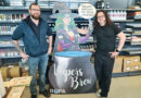 Geschäftsführer Martin Lorenc (links) und Grafiker Bernhard Binder mit dem Aufsteller der Marke „Vapers Brew“, für die sie das Quick Kit zum Selbermischen entwickelt haben. © Marianne Kitzler