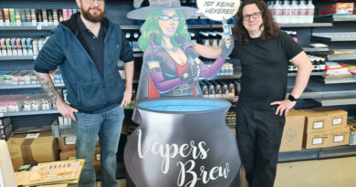 Geschäftsführer Martin Lorenc (links) und Grafiker Bernhard Binder mit dem Aufsteller der Marke „Vapers Brew“, für die sie das Quick Kit zum Selbermischen entwickelt haben. © Marianne Kitzler