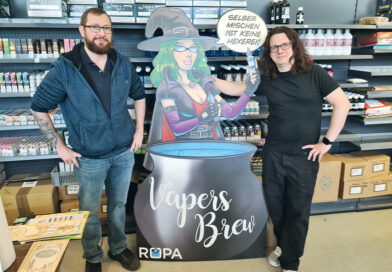 Geschäftsführer Martin Lorenc (links) und Grafiker Bernhard Binder mit dem Aufsteller der Marke „Vapers Brew“, für die sie das Quick Kit zum Selbermischen entwickelt haben. © Marianne Kitzler