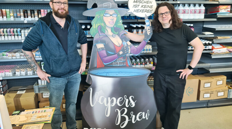 Geschäftsführer Martin Lorenc (links) und Grafiker Bernhard Binder mit dem Aufsteller der Marke „Vapers Brew“, für die sie das Quick Kit zum Selbermischen entwickelt haben. © Marianne Kitzler