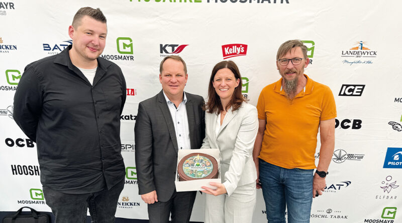 110 Jahre Moosmayr: Die Geschäftsführer Michael Moosmayr und Susanne Moosmayr-Schlager (Mitte) hatten Grund zum Feiern. © Moosmayr