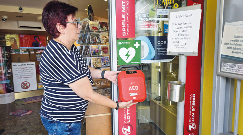 Der Defi-Sticker an der Tür zum Geschäft weist die Trafik von Heidi Skrdla in Schwechat als Defi-Standort aus. © privat