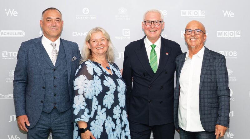 Die Gastgeber Christian Puchegger, Angelika Bauer und Andreas Schiefer mit Bundesgremialobmann Otmar Schwarzenbohler (2. v. r.). © Isabella Lopez Photography